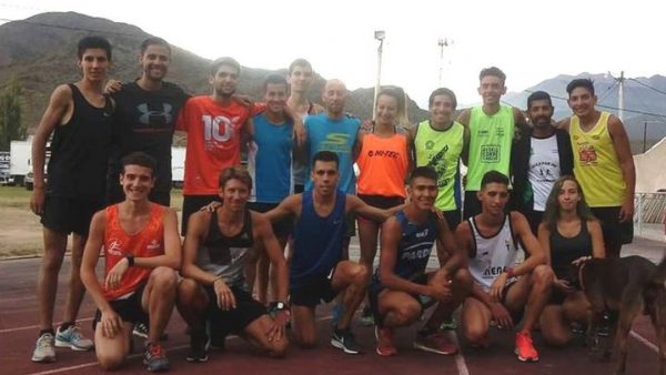 Entrenan en Cachi | Maratonistas nacionales recurren a la venta de empanadas y a los bonos contribución