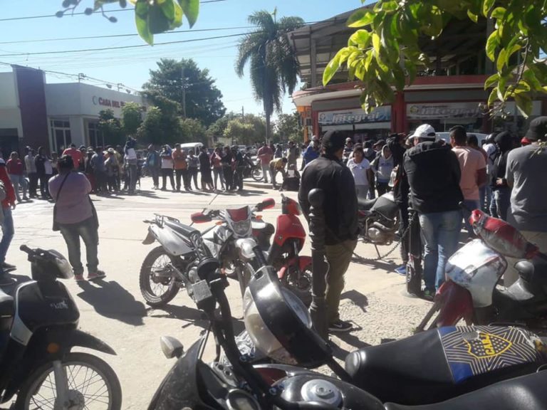 Orán | Bagayeros se manifestaron frente a la Municipalidad y pidieron que los dejen trabajar
