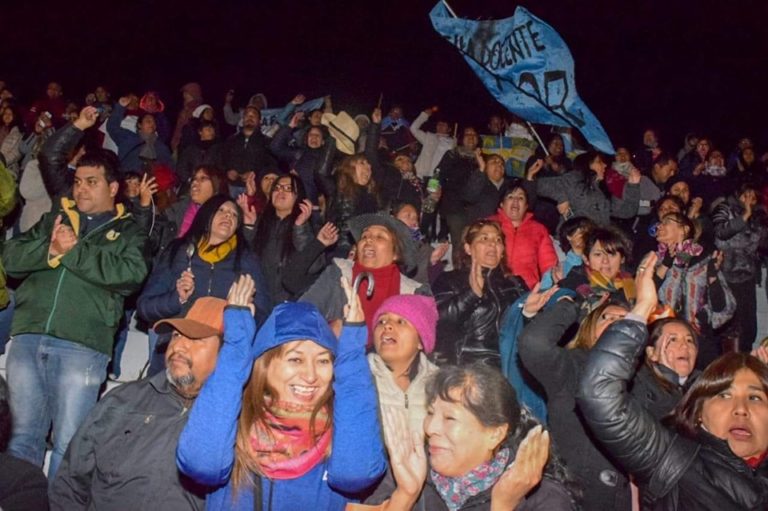 Victoria pírrica | Una mayoría leve votó seguir con el paro, la asamblea se partió y la huelga comienza a agonizar