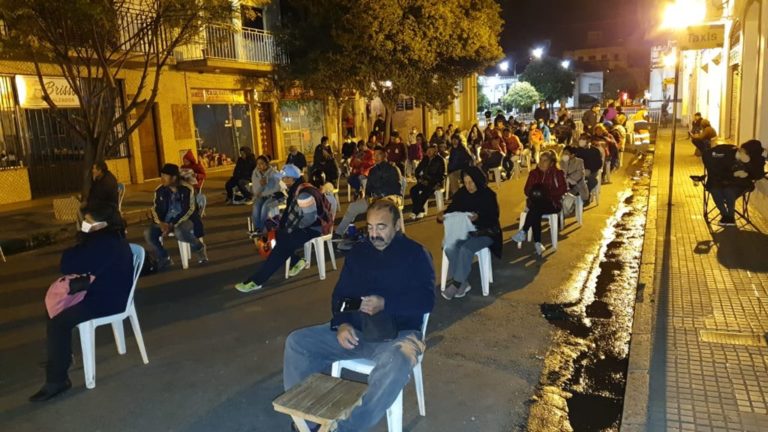 Bancos en Salta | La Municipalidad aportó sillas y desayunos para los jubilados