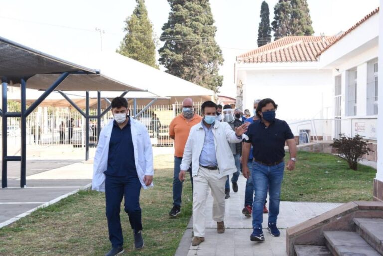 Sáenz verificó trabajos en el hospital San Bernardo | Se montó una carpa acondicionada para pacientes leves con COVID-19