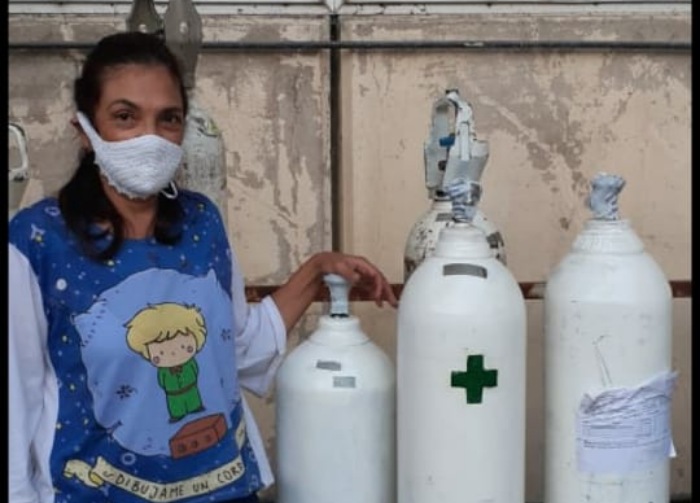 El costo fue de 77 mil pesos | Docentes autoconvocados de Orán donaron tres tubos de oxígeno al hospital local