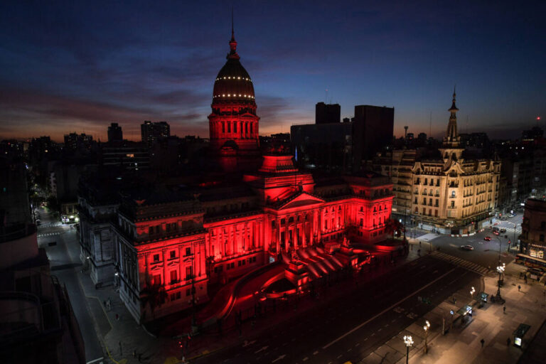 El edificio del Congreso se tiñó de rojo por el Día Mundial de la Higiene Menstrual