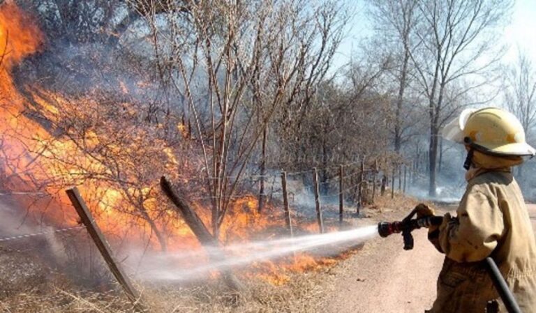 Tres departamentos salteños sin energía por incendios forestales