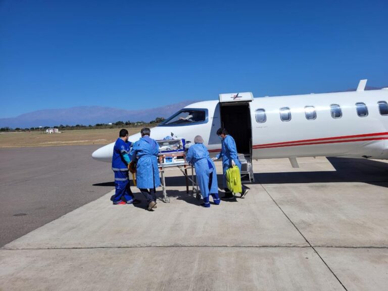 Tartagal | Gemelas prematuras llegaron a Salta en avión sanitario