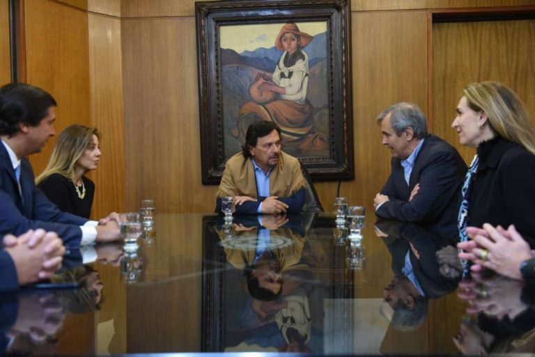 Reunión entre Sáenz y el exingenio El Tabacal | La Seaboard anunció inversión de USD15 millones en destilería de Orán