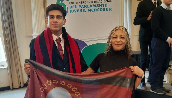 Estudiante salteño brilla en instancia internacional del Parlamento Juvenil del Mercosur
