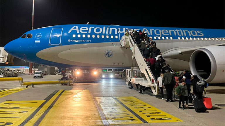 Aerolíneas Argentinas ya repatrió a más de 700 argentinos de Israel tras el inicio de la guerra con Hamas